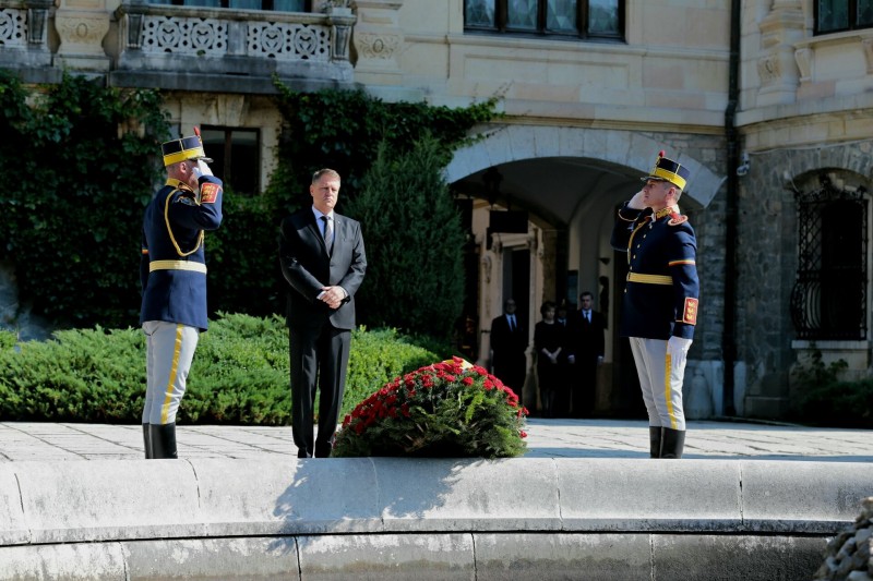 Preşedintele Klaus Iohannis a ajuns la Castelul Peleş, unde se află depus trupul neînsufleţit al Reginei Ana