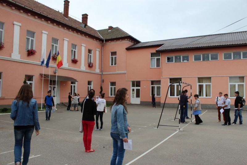 Curtea şcolii, teren de joacă şi sport după orele de curs