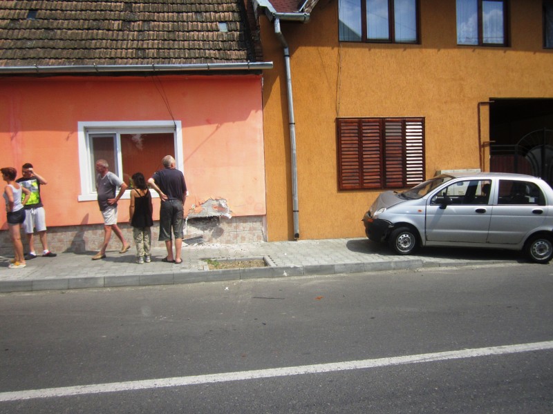 Casă distrusă în urma unei tamponări, la Tg.Mureș