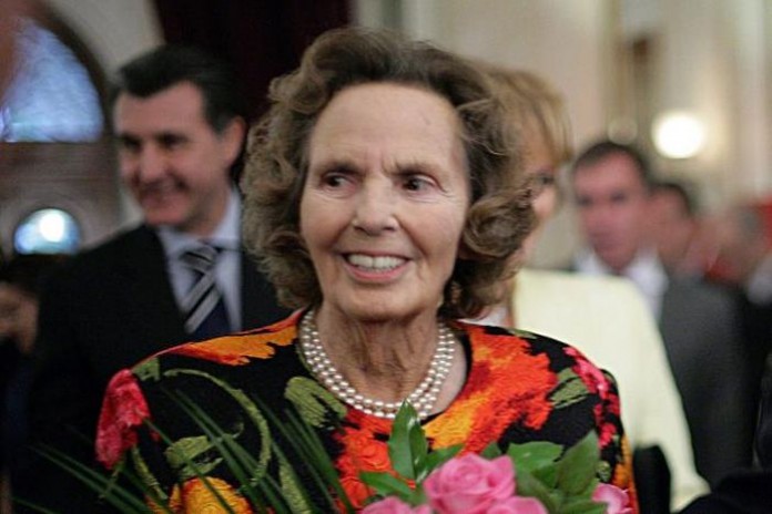 Sicriul cu trupul neînsufleţit al Reginei Ana a ajuns în ţară