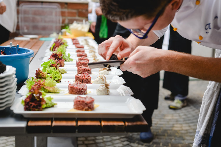 Zeci de bucătari din trei judeţe vor găti la ‘Transilvania Gastronomică’ Zeci de bucătari din trei judeţe vor găti la ‘Transilvania Gastronomică’