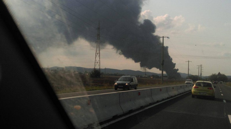Incendiu de proporţii o societate comercială din localitatea prahoveană Floreşti
