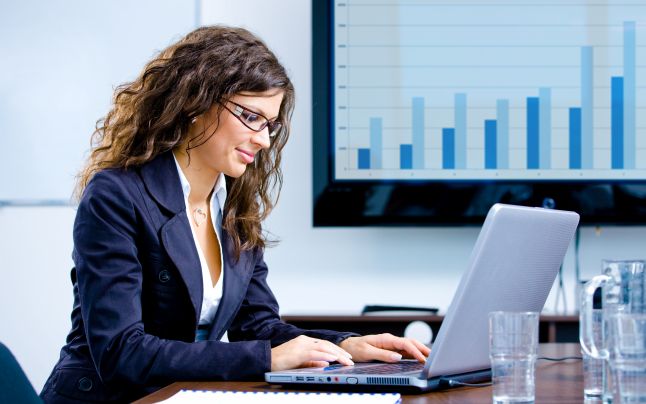 Femeile solicită majorări salariale la fel cu bărbaţii, dar au şanse mai mici să le primească
