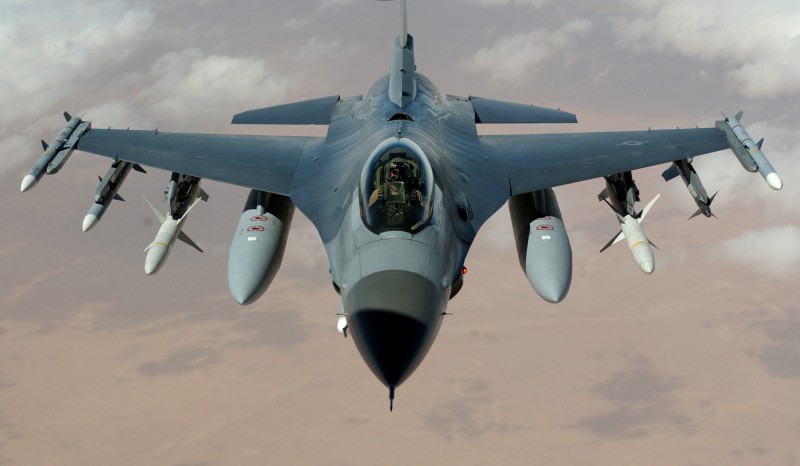 Primele avioane F-16 vor fi preluate mâine de Forțele Aeriene Române
