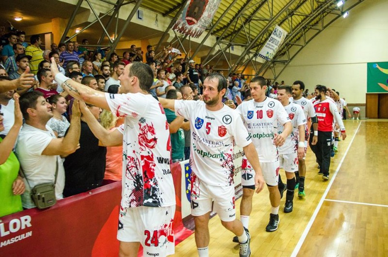 Handbaliștii de la HC Odorhei, alături de doi frați rămași orfani