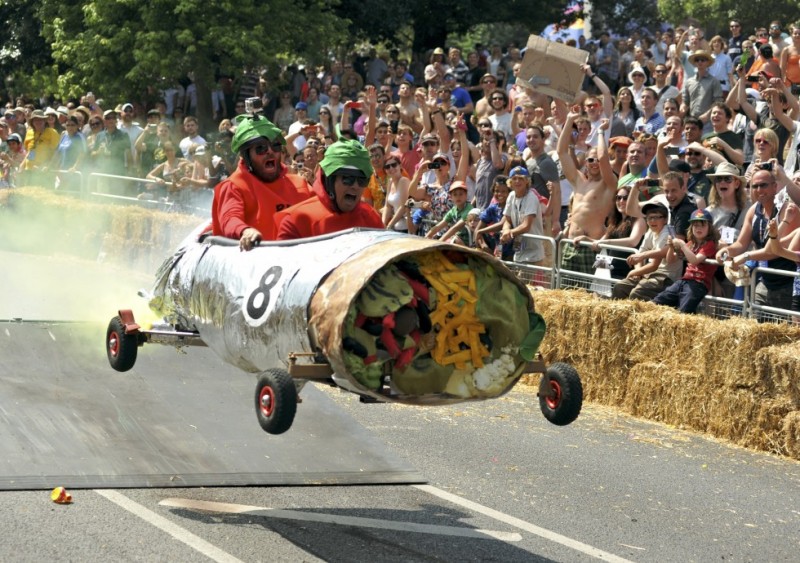 41 de vehicule artizanale inedite în concursul Red Bull Soapbox Race