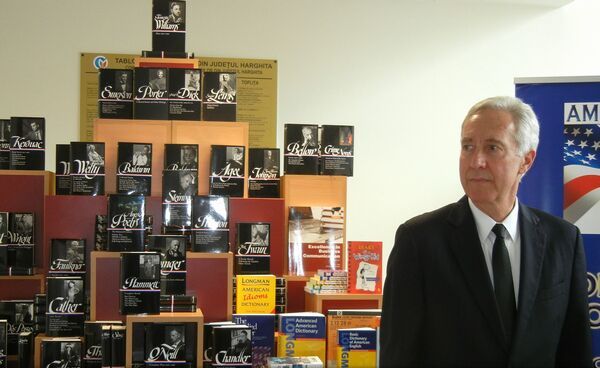 Ambasadorul SUA a oferit o donaţie de cărţi Bibliotecii Judeţene din Miercurea Ciuc