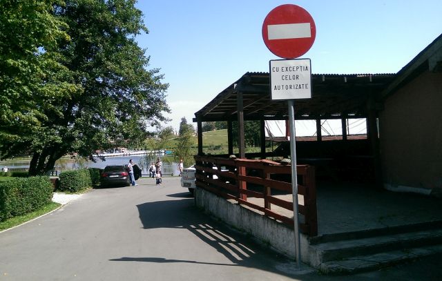 A fost interzis accesul auto pe malul Lacului Noua din Brașov