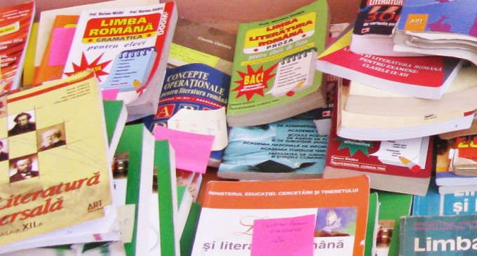 Ministrul educaţiei, Liviu Pop, a dat asigurări că toţi elevii vor avea manuale la începutul anului şcolar