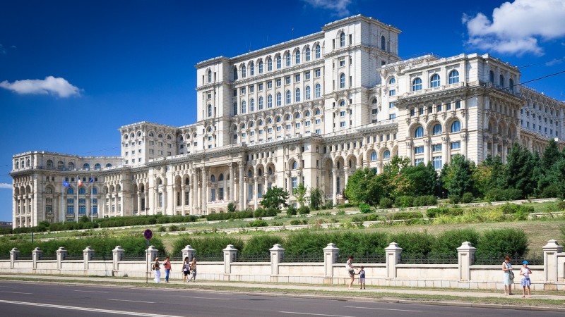 Aproximativ 300 de persoane protestează în fața Palatului Parlamentului față votul din Senat în cazul lui Gabriel Oprea Aproximativ 300 de persoane protestează în fața Palatului Parlamentului față votul din Senat în cazul lui Gabriel Oprea
