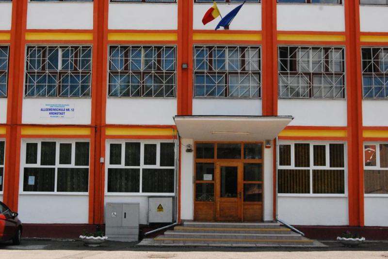 Şcoala generală nr. 12 din Braşov a găzduit festivităţile de inaugurare a noului an de învăţământ în municipiu