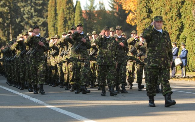 Studenţii anului I ai Academiei Henri Coandă Braşov au depus astăzi jurământul militar
