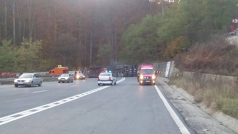 Un TIR s-a răsturnat la 37 de kilometri de Brașov, se circulă pe un singur fir