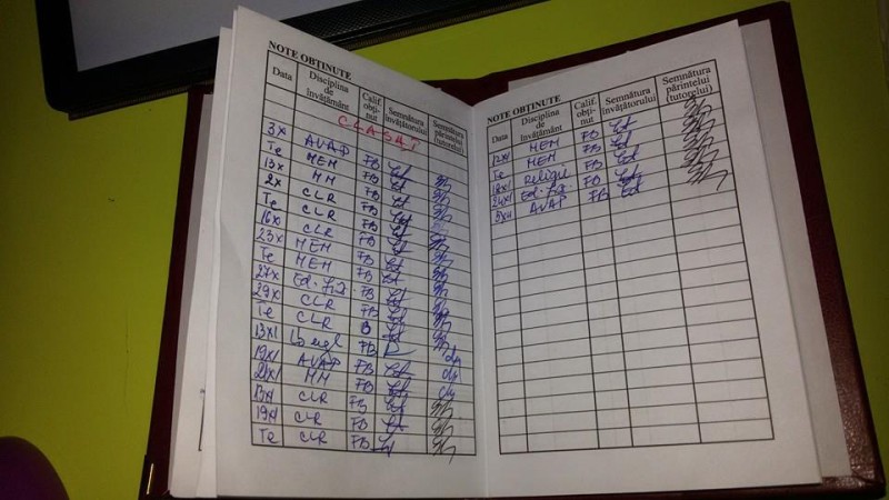 Carnetul de elevi afectează relaţiile între şcoală şi părinţi