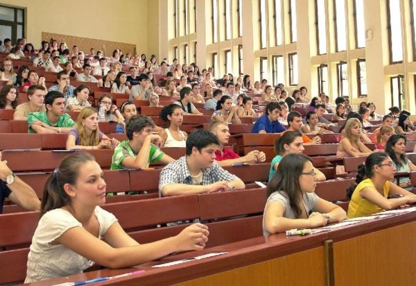 Studenţii care vor să urmeze cursurile licenţei didactice cu dublă specializare primesc burse mai mari, de 3.700 de lei