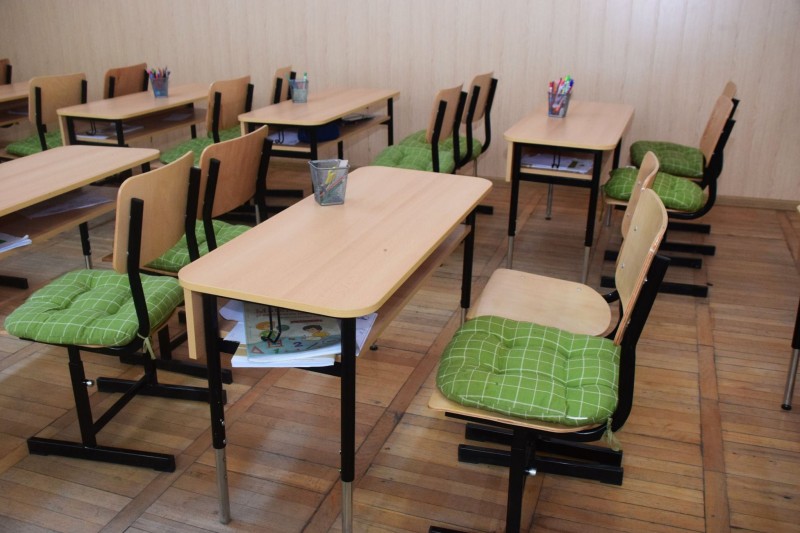 Elevii de la Gimnaziul Europa din Tîrgu-Mureş vor sta în bănci reglabile
