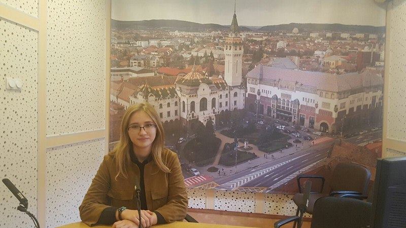 O elevă a Colegiului Papiu reprezintă Tg. Mureșul la Târgul Gaudeamus