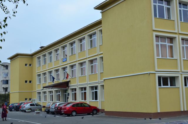 Corpul nou de clădire al Colegiului Național „Dr.Ioan Meșotă” din Brașov se apropie de finalizare Corpul nou de clădire al Colegiului Național „Dr.Ioan Meșotă” din Brașov se apropie de finalizare