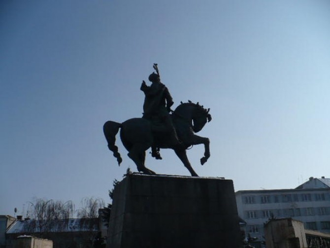 Ministerul Culturii, sesizat în legătură cu obturarea vizibilităţii statuii lui Mihai Viteazul din Sfântu Gheorghe Ministerul Culturii, sesizat în legătură cu obturarea vizibilităţii statuii lui Mihai Viteazul din Sfântu Gheorghe