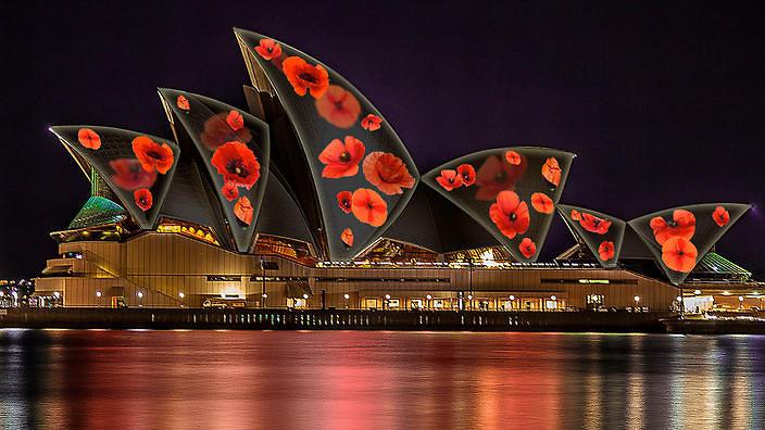 Opera din Sydney a fost iluminată cu maci roşii