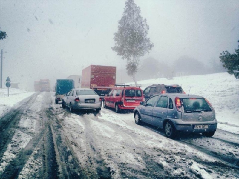 (UPDATE) Trafic rutier în condiţii de iarnă pe DN 11, în Pasul Oituz