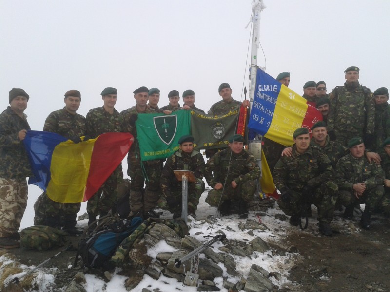 Tricolorul flutură pe cel mai înalt vârf din țară