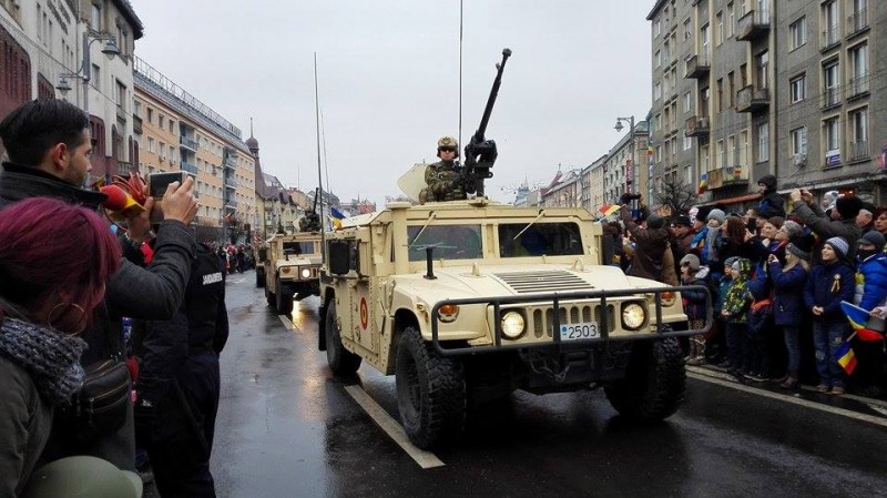 [VIDEO UPDATE] – FOTO/VIDEO Mii de târgumureșeni au participat la parada militară de Ziua Națională