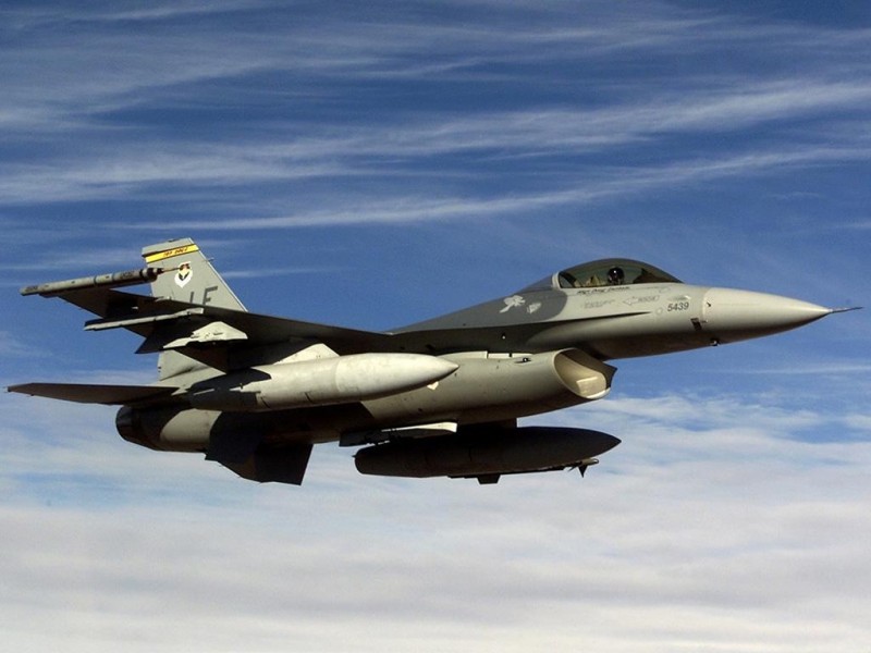 Avioanele F-16 vor survola Arcul de Triumf
