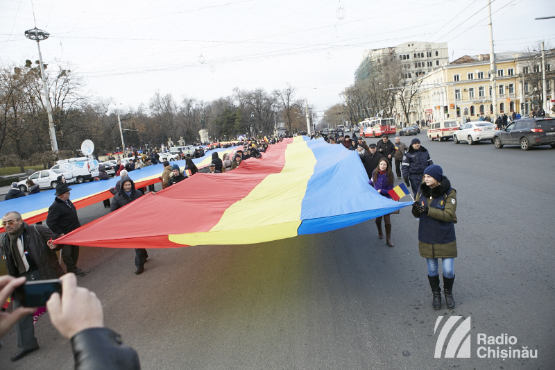 Un kilometru de tricolor a fost desfăşurat la Chişinău de Ziua Naţională a României