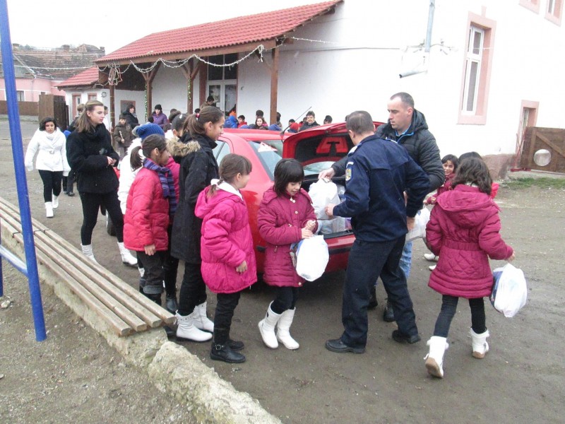 Jandarmii harghiteni, mesageri ai lui Moș Crăciun