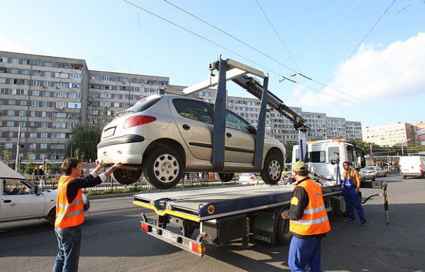 Maşinile parcate neregulamentar vor putea fi din nou ridicate