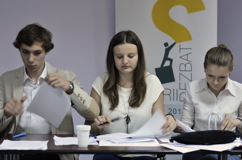 Concursul național de dezbateri ‘Tinerii dezbat’ devine olimpiadă națională