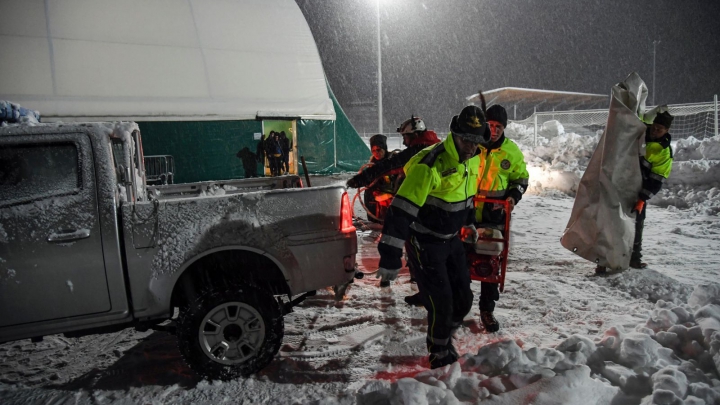 UPDATE: Trei cetăţeni români, în hotelul lovit de avalanşă în Italia