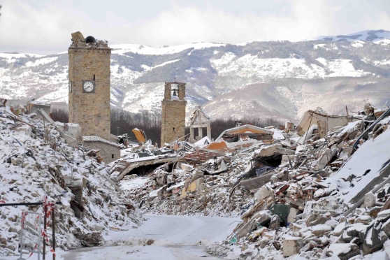 Salvatorii italieni nu şi-au pierdut speranţele şi continuă să caute supravieţuitori în hotelul acoperit de avalanşă