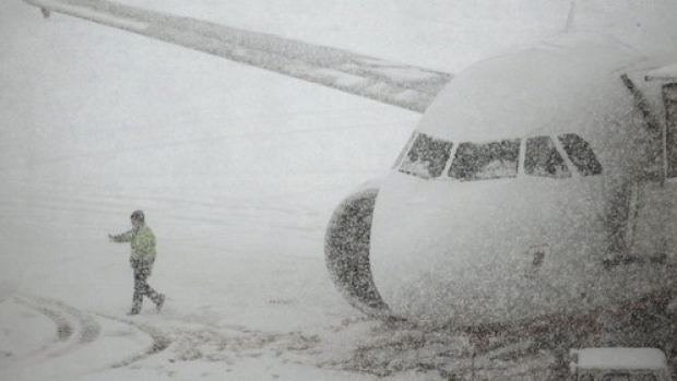 Din cauza ninsorii abundente, mai multe zboruri au fost anulate, anunţă Compania Naţională Aeroporturi Bucureşti