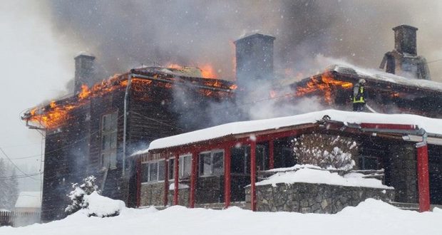 Incendiul de la Centrul de Reabilitare din judeţul Braşov a izbucnit de la un coş de fum
