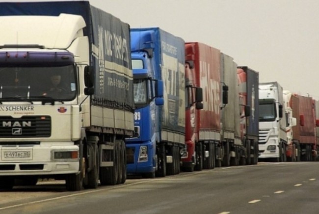 Circulaţia camioanelor cu mărfuri perisabile, interzisă pe mai multe drumuri naţionale