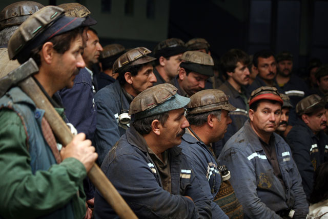 Minerii de la toate unităţile din Valea Jiului lucrează, şi astăzi, pentru a asigura suplimentarea necesarului de huilă