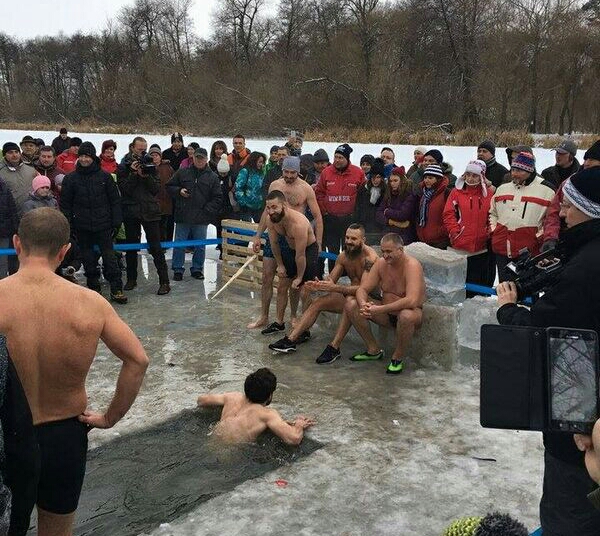 30 de temerari s-au îmbăiat în râul Mureș