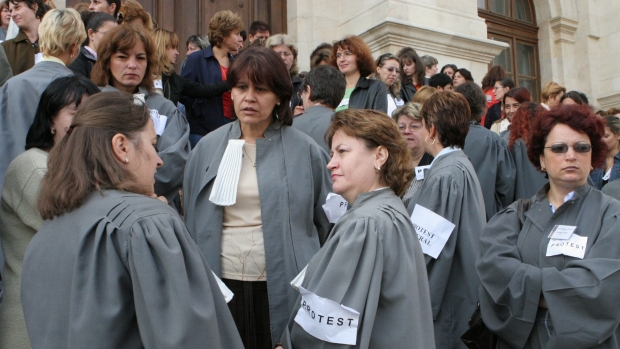 Protest al grefierilor de la Tribunalul judeţului şi Judecătoria Sfântu Gheorghe Protest al grefierilor de la Tribunalul judeţului şi Judecătoria Sfântu Gheorghe