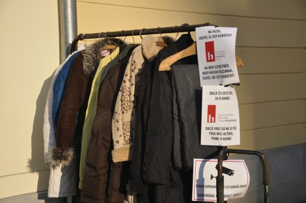 Sute de haine adunate la Teatrul Naţional Tîrgu-Mureş, donate caselor de copii şi aşezămintelor pentru săraci
