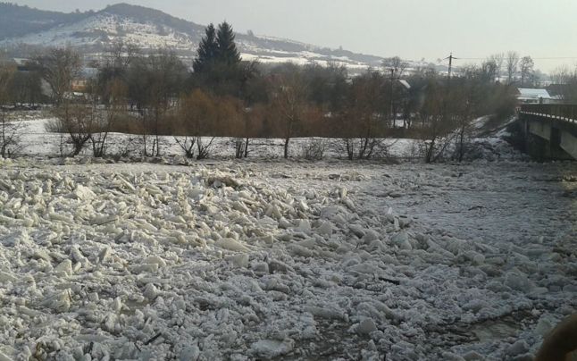 Gheaţa formată pe râurile din mai multe zone a început să se topească – din cauza debitului mare, mai multe cursuri de apă au ieşit din matcă