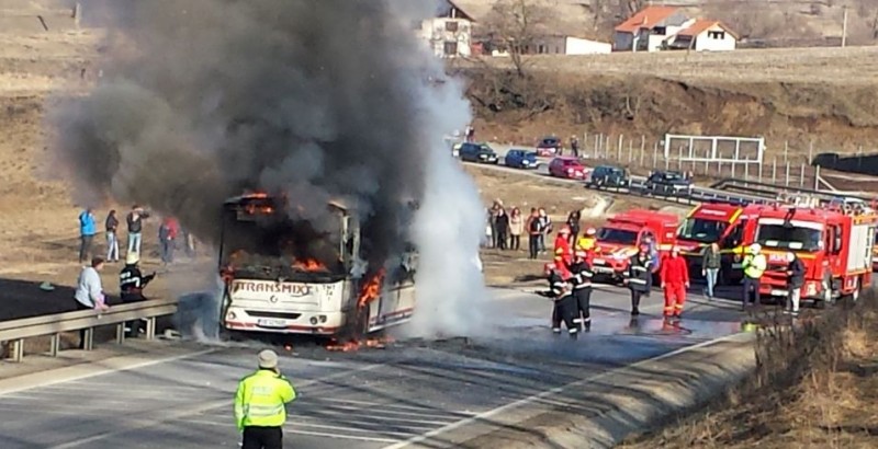 Un autobuz a luat foc în apropiere de Copșa Mică