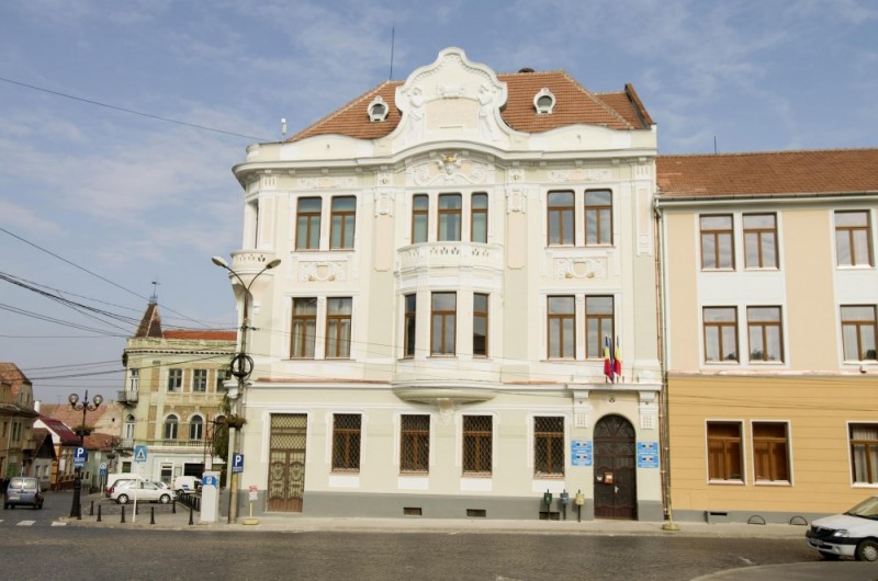 Primăria Târgu Secuiesc vrea să restaureze şi să introducă în circuitul public două clădiri monument istoric