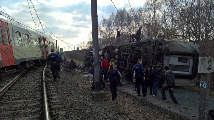 Un mort și 25 răniți în urma deraierii unui tren în apropierea orașului Louvain Un mort și 25 răniți în urma deraierii unui tren în apropierea orașului Louvain