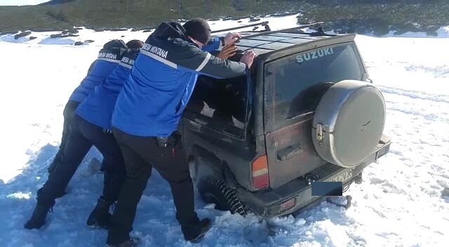Turişti înzăpeziţi în Masivul Bucegi Turişti înzăpeziţi în Masivul Bucegi