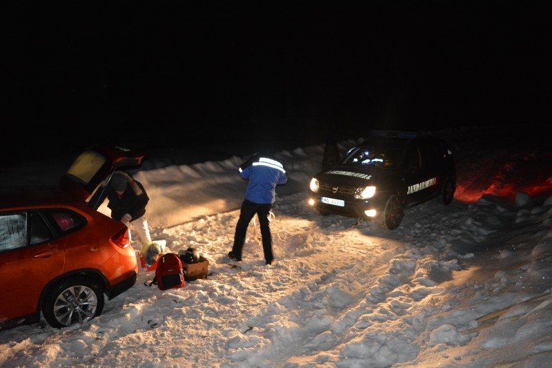 Doi turiști înzăpeziți cu mașina pe Transalpina, salvați de jandarmi