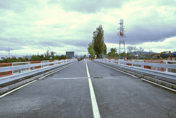 S-a prăbuşit o parte din trotuarul unui pod din Braşov