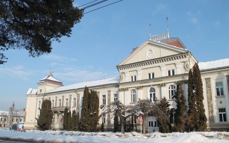 Denumirea în limba maghiară a Primăriei Miercurea Ciuc trebuie înlăturată