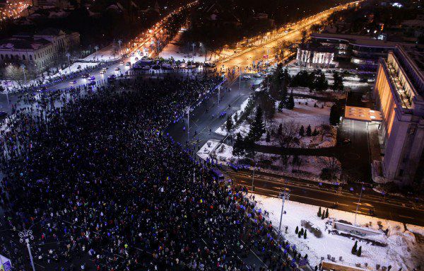 Aproximativ 100.000 de persoane au protestat şi ieri în Piaţa Victoriei din Capitală